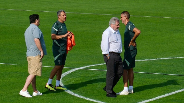Los dirigentes y los técnicos del Cádiz CF conversaron sobre el césped durante el primer día de la pretemporada.
