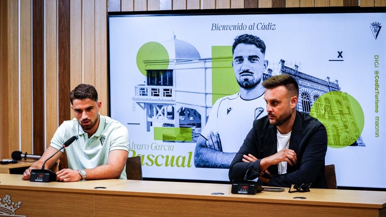 Álvaro García Pascual y Juan Cala durante la presentación del delantero con el Cádiz CF.