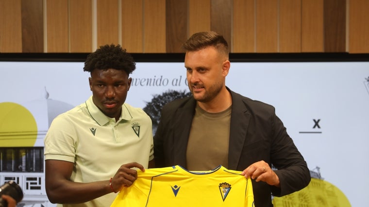 Alfred Caicedo posa con la camiseta del Cádiz CF junto a Juan Cala