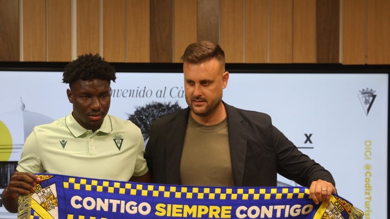 Juan Cala, junto a Caicedo en la presentación del futbolista ecuatoriano