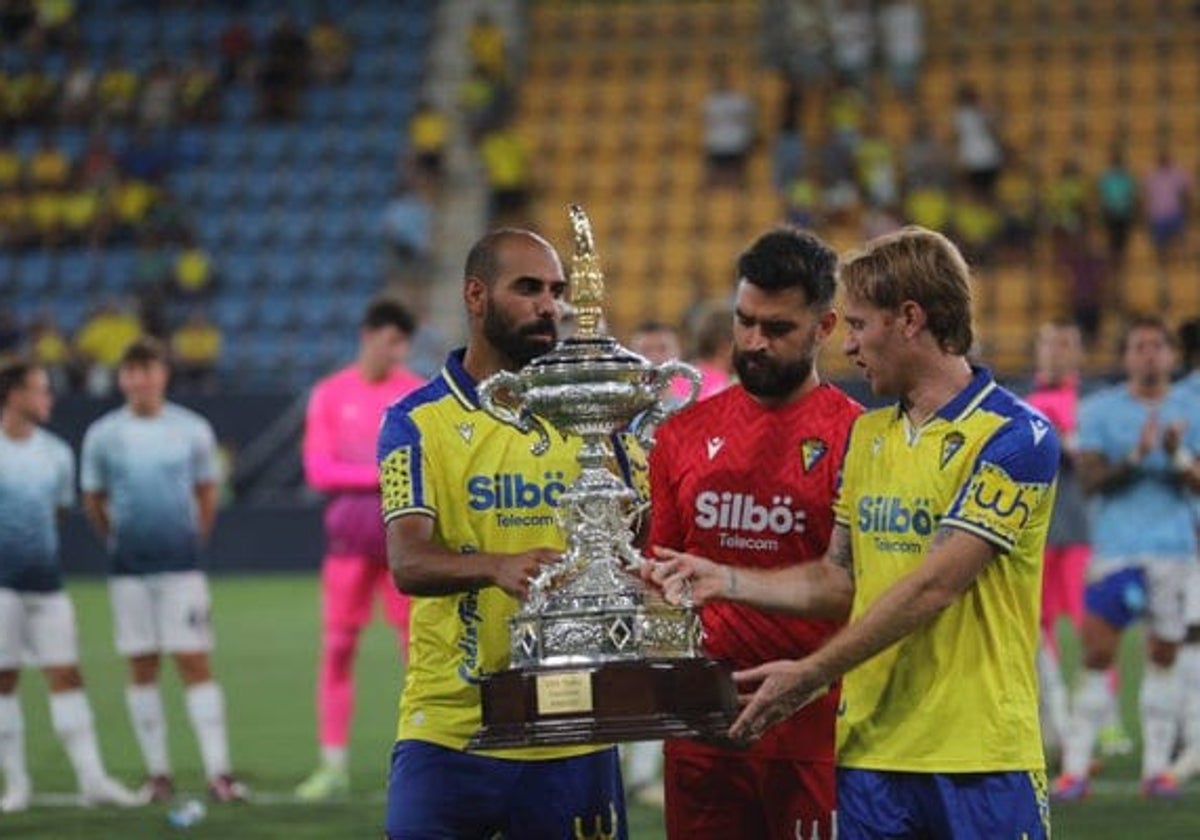 El Cádiz CF buscará levantar el Trofeo Carranza por undécima vez