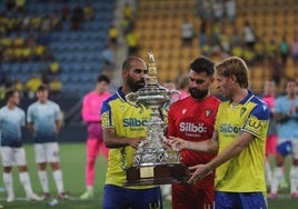 El Cádiz CF buscará levantar el Trofeo Carranza por undécima vez
