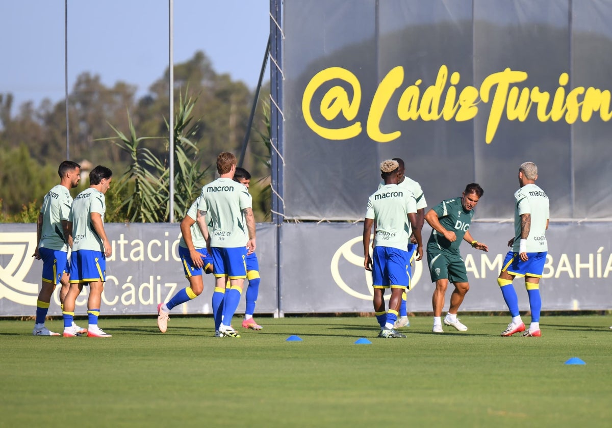 Jugadores del Cádiz calientan antes del amistoso ante el Uniao de Leiria