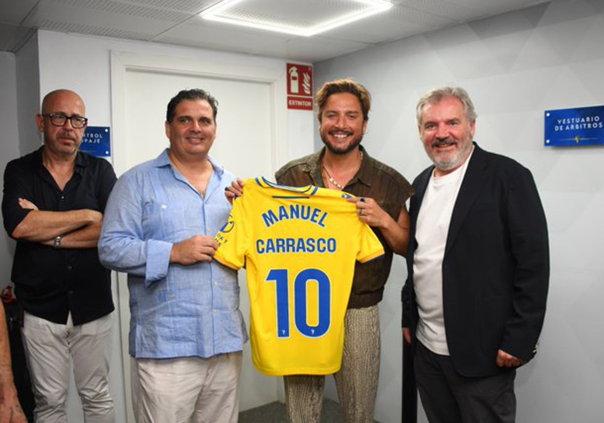 Manuel Carrasco recibe una camiseta del Cádiz CF con su nombre y el dorsal número diez a la espalda.