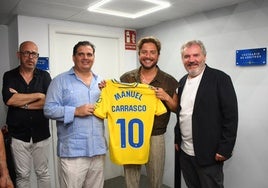 Manuel Carrasco recibe una camiseta del Cádiz CF con su nombre y el dorsal número diez a la espalda.