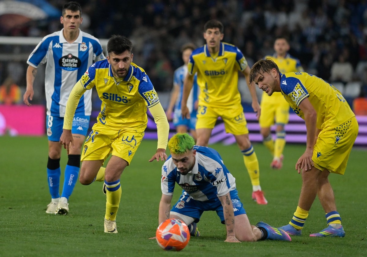 Mario Climent, a la izquierda en la fotografía, se ha ganado ser el lateral izquierdo titular del Cádiz CF.