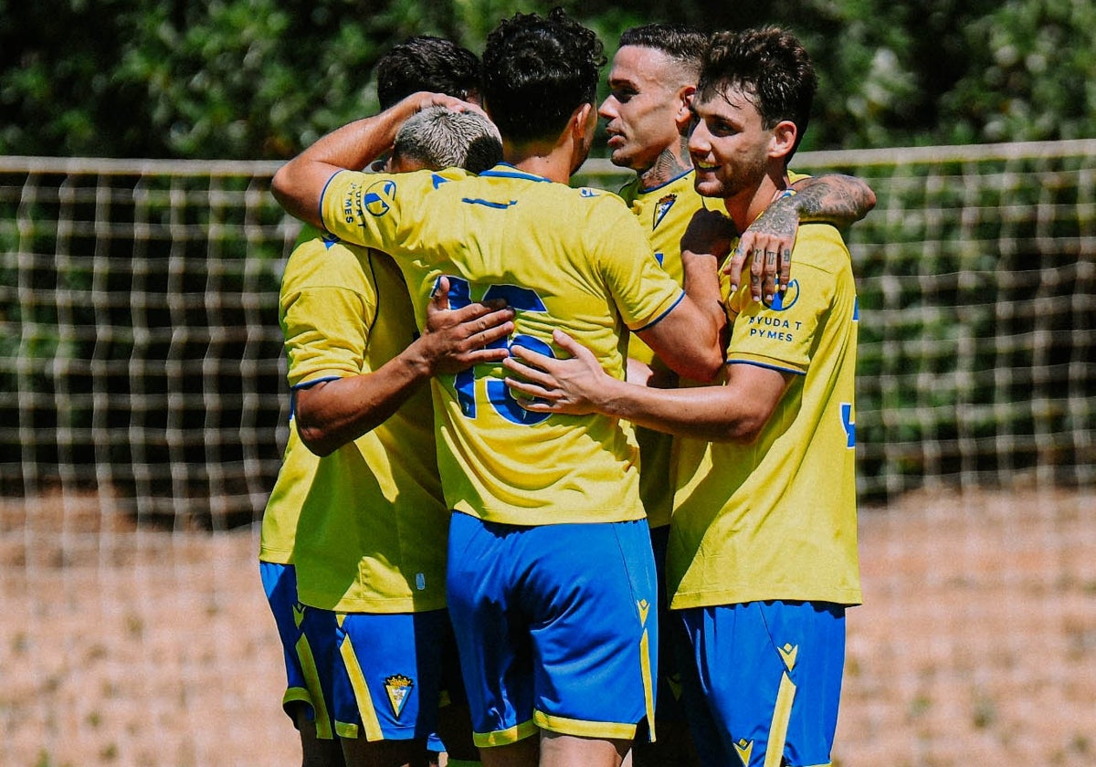 Jugadores del Cádiz CF celebran el tanto inicial de Roger Martí