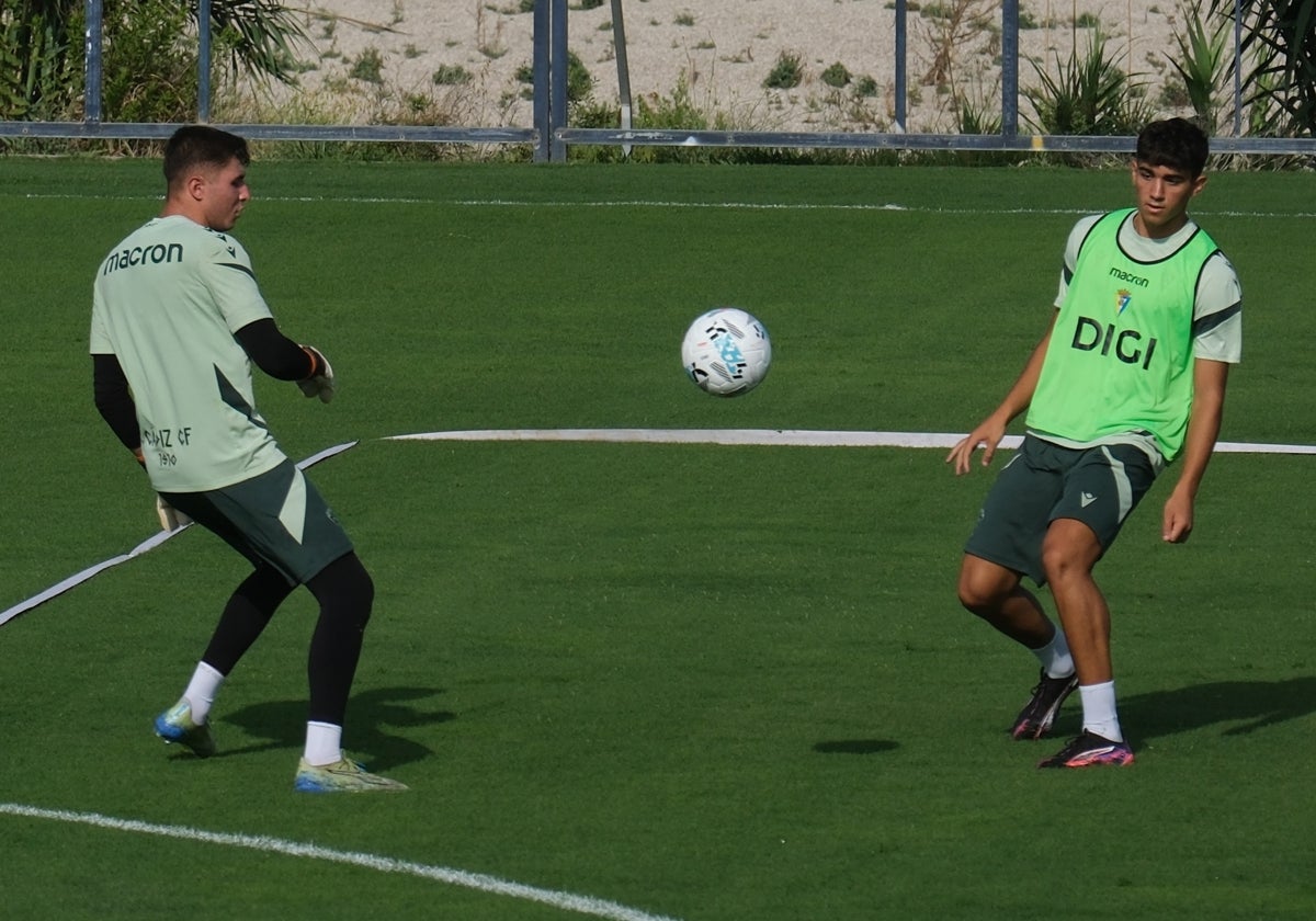 El guardameta Rubén Domínguez, a la izquierda, se marcha al Atlético Sanluqueño.