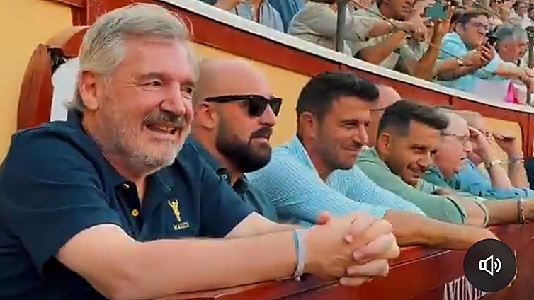 Manuel Vizcaíno disfruta junto a Germán Beardo y Joaquín del toreo de Morante en El Puerto