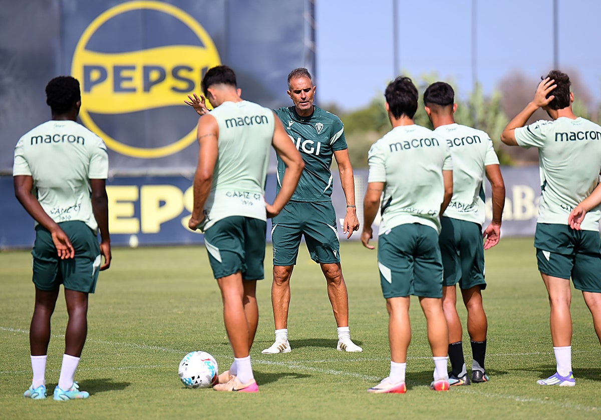 Garitano, en una charla con sus jugadores en El Rosal.