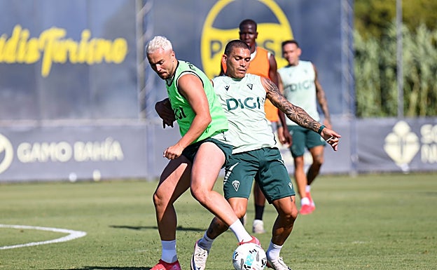 Ontiveros guarda el balón ante Ocampo.