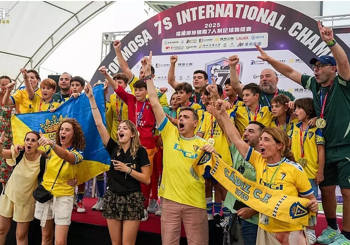 Familiares y jugadores celebran la victoria en Taiwan.