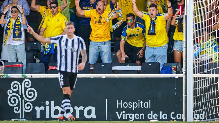 El Cádiz CF busca central: varios nombres en la lista