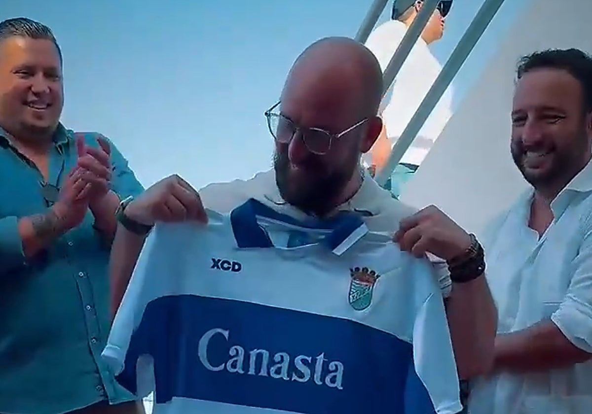 Germán Beardo recibió una camiseta personalizada del Xerez CD.