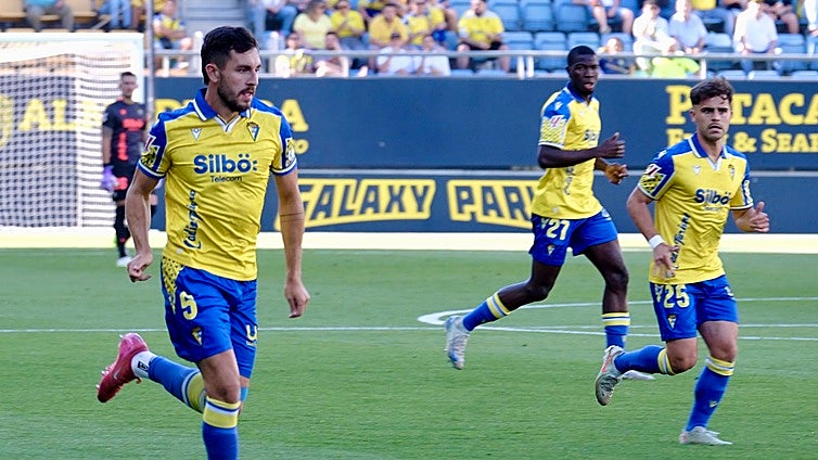 El Cádiz CF confirma la cesión de Víctor Chust al Elche