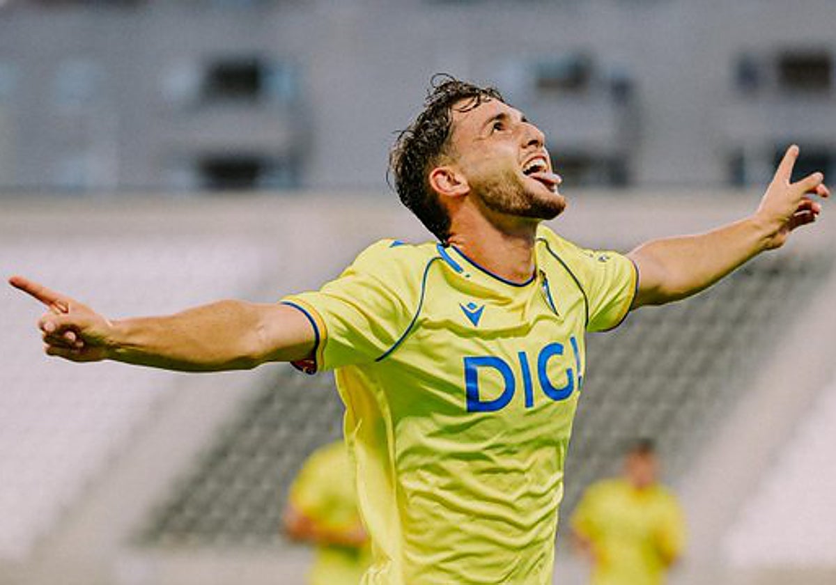 Marcos Denia marcó un buen gol con el Cádiz CF en La Línea.
