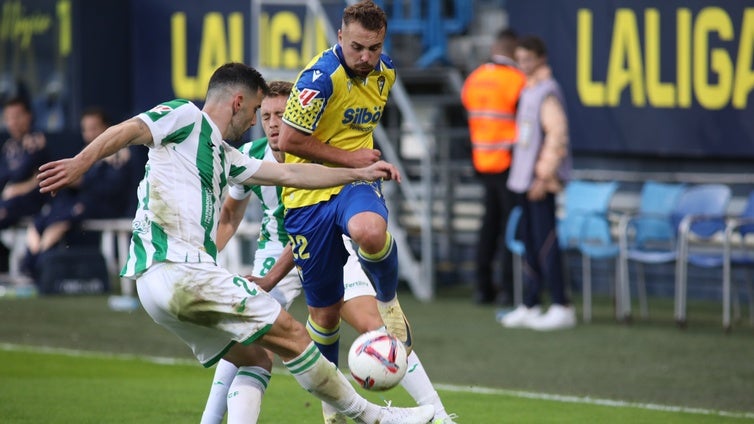 Dónde ver Cádiz - Córdoba del Trofeo Carranza: canal de TV y streaming online del partido de LaLiga Hypermotion