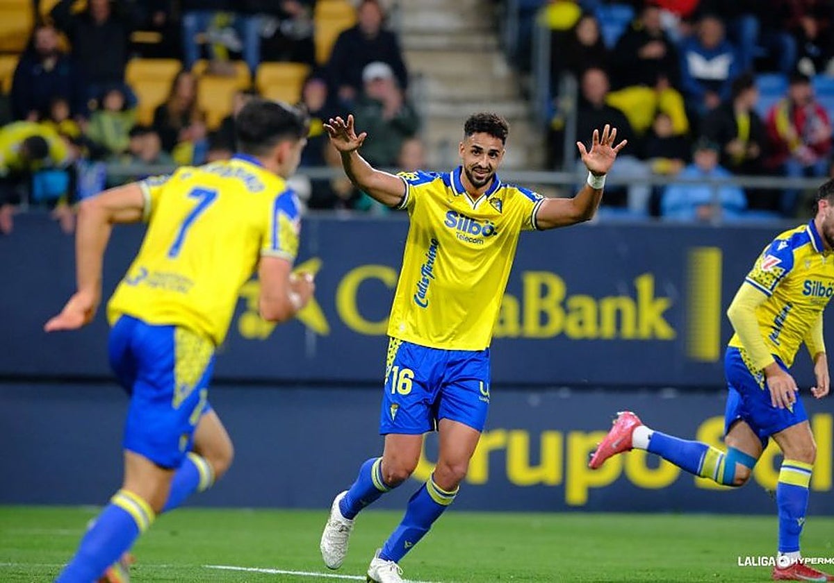 Chris Ramos celebra un gol con el Cádiz
