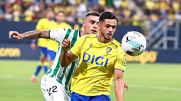 Rául Pereira durante el Trofeo Carranza ante el Córdoba.