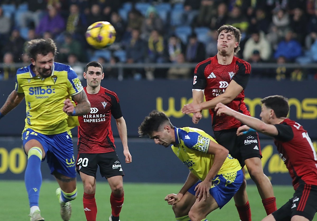 Cádiz CF y CD Mirandés estrenan el campeonato.