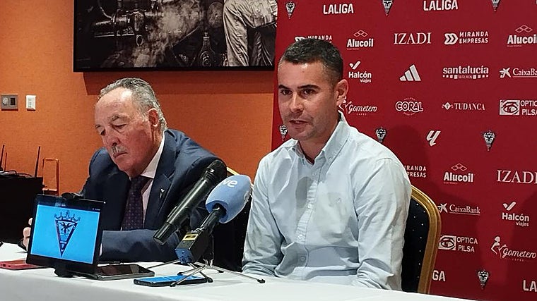 Fran Justo, a la derecha, nuevo entrenador del CD Mirandés.