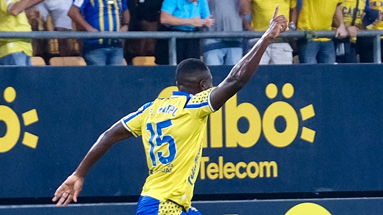 Paquito Mwepu celebra su único gol oficial con la camiseta del Cádiz CF.