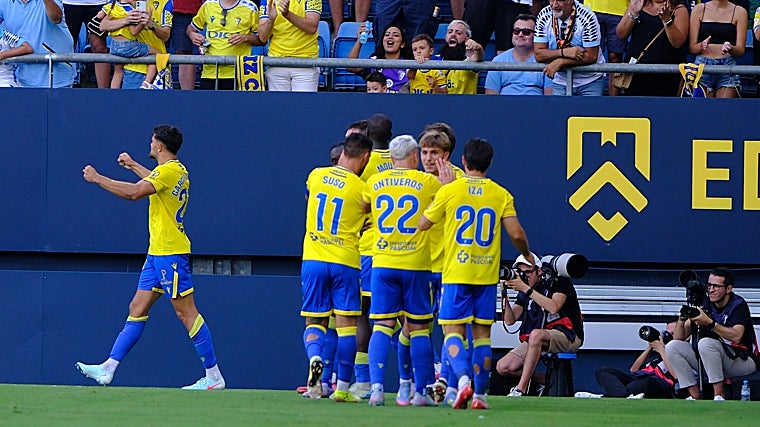 El delantero Álvaro García Pascual celebra su primer gol oficial con el Cádiz CF.