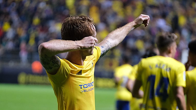 Álex celebra un gol con el Cádiz CF.