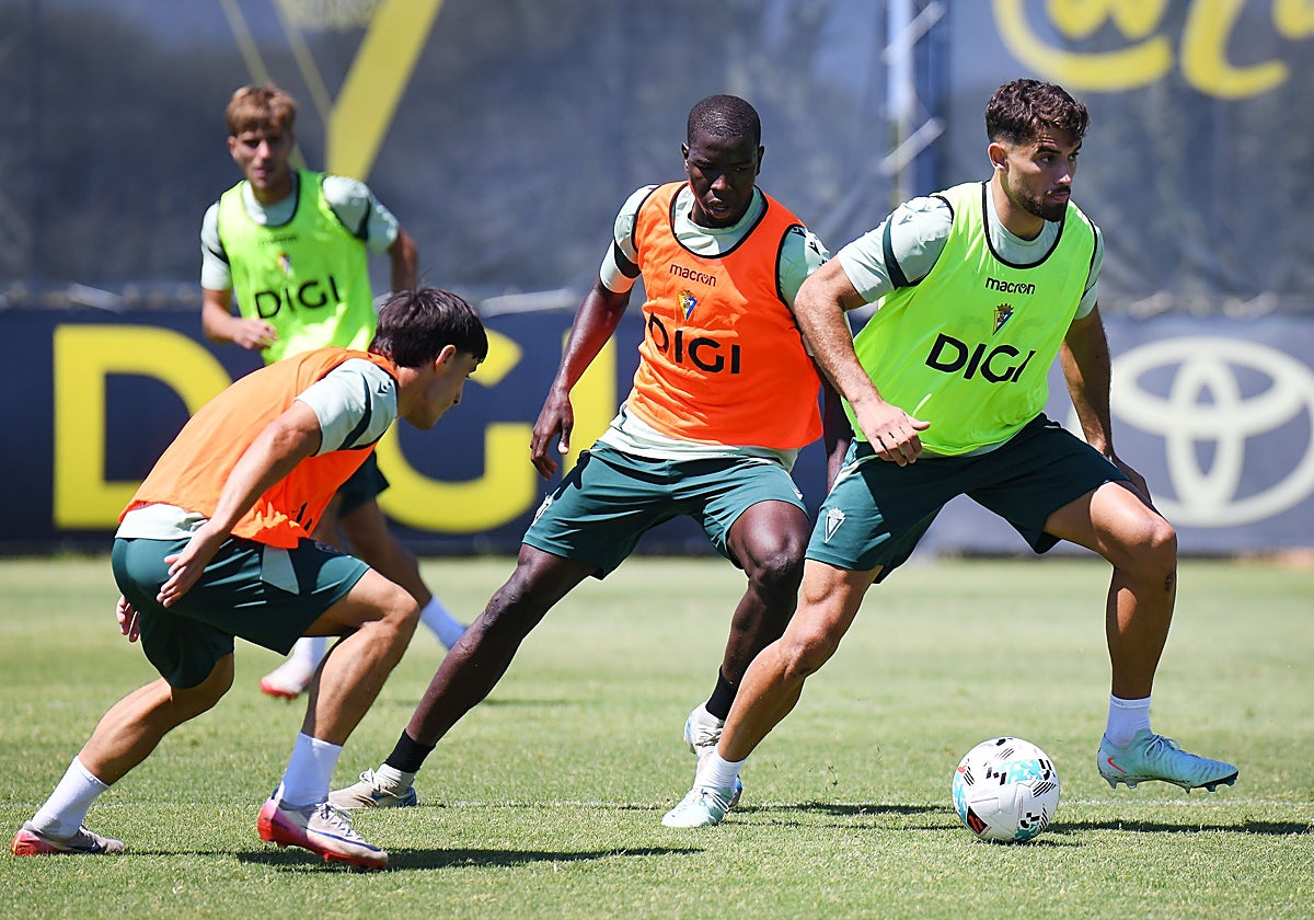 García Pascual protege un balón.
