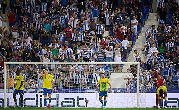 La defensa amarilla se lamenta tras el gol del Lega.