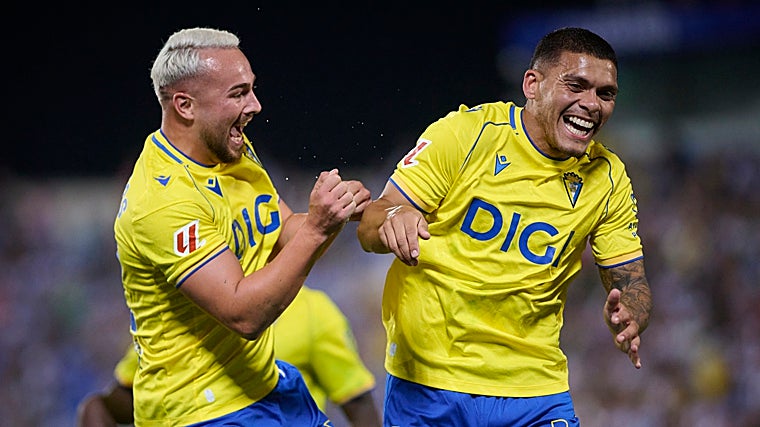 Brian Ocampo celebra con Javi Ontiveros su gol en Butarque ante el Leganés.
