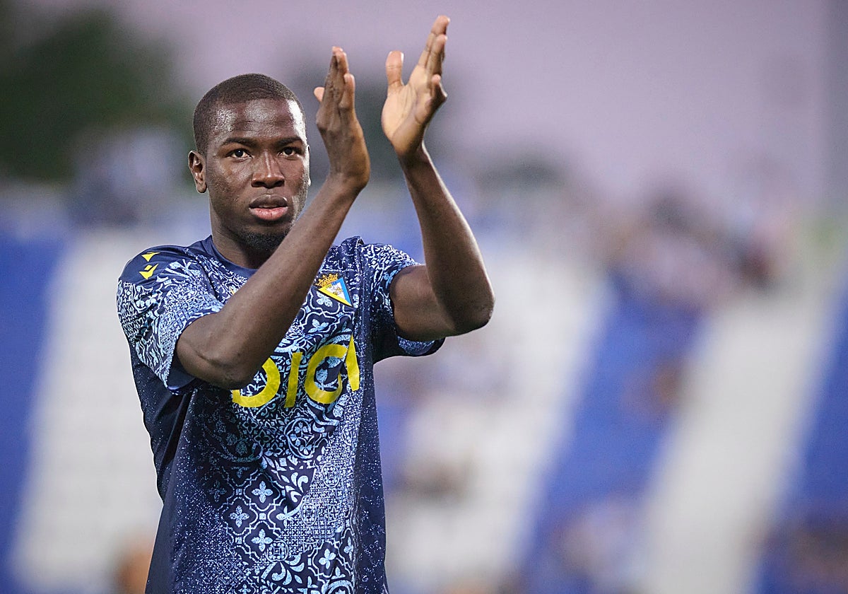 Moussa Diakité, durante el calentamiento antes del Leganés - Cádiz