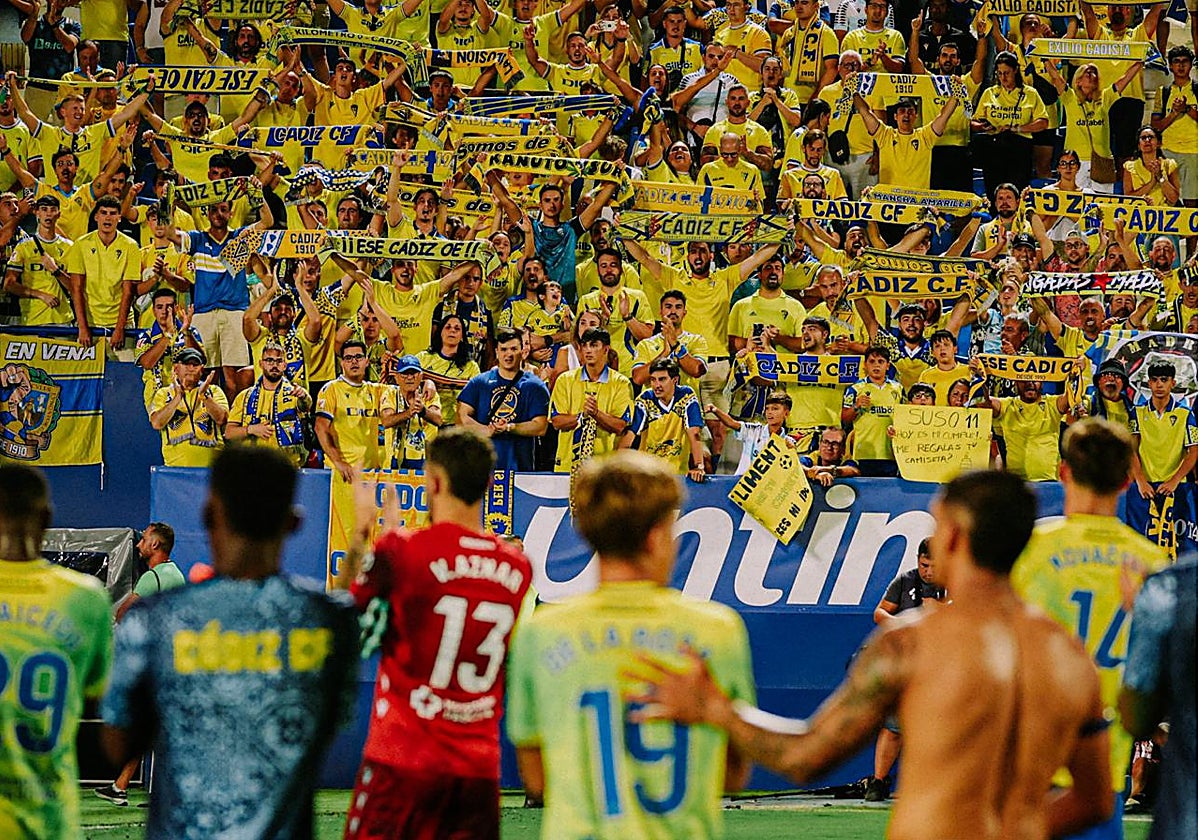 Los jugadores del Cádiz CF saludan a la afición desplazada a Butarque