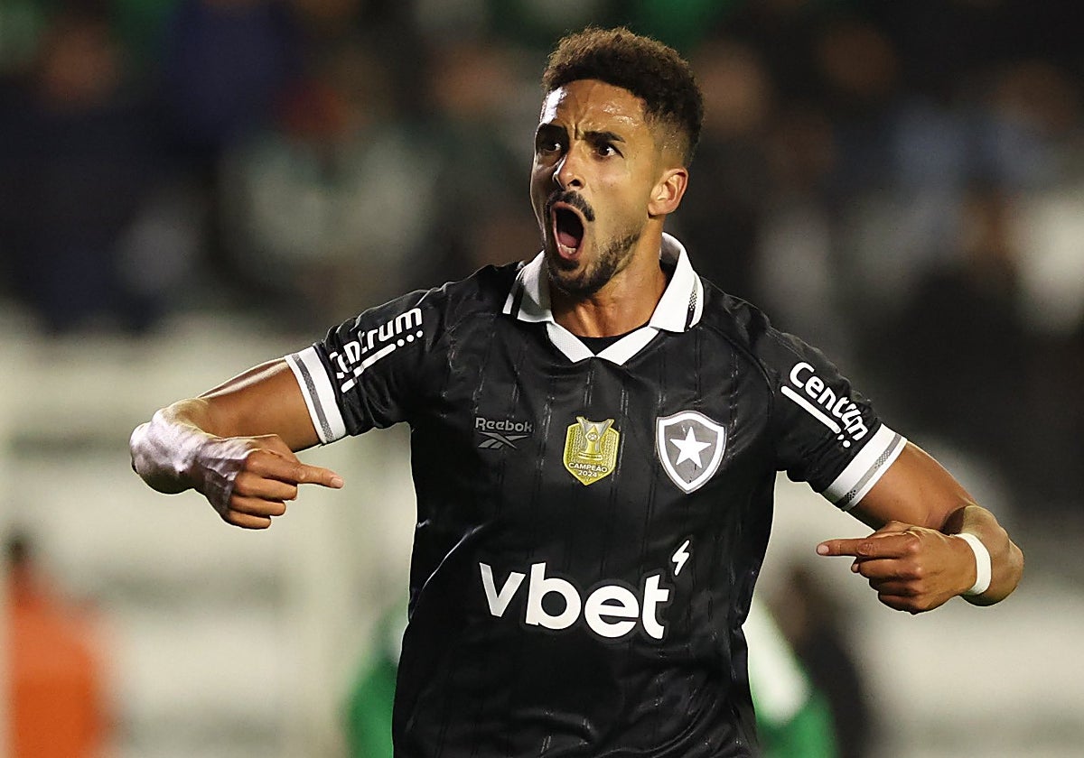 Chris Ramos celebra un gol con el Fogao.