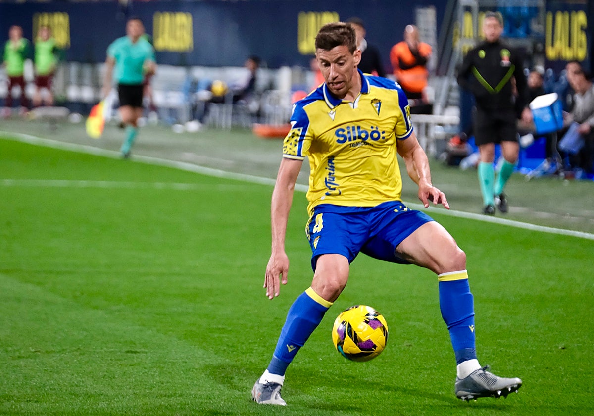 Rubén Alcaraz tiene contrato con el Cádiz CF.