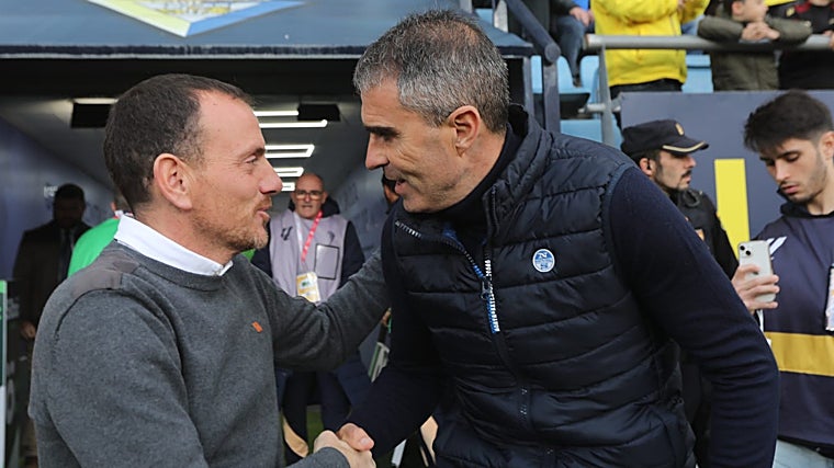 Alberto González, entrenador del Albacete Balompié, saluda a Gaizka Garitano en Cádiz.