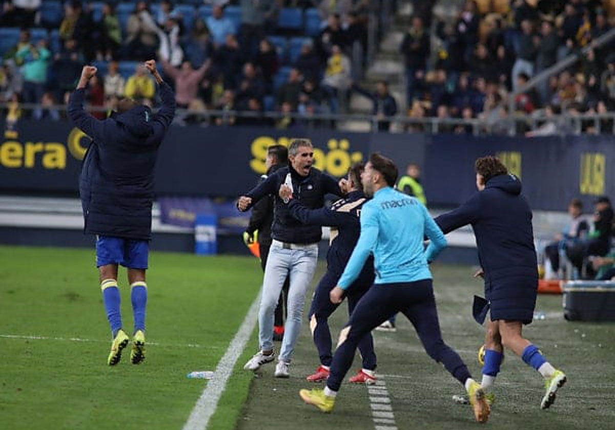 Garitano celebra el tanto de Chris Ramos en su primer encuentro como técnico del Cádiz