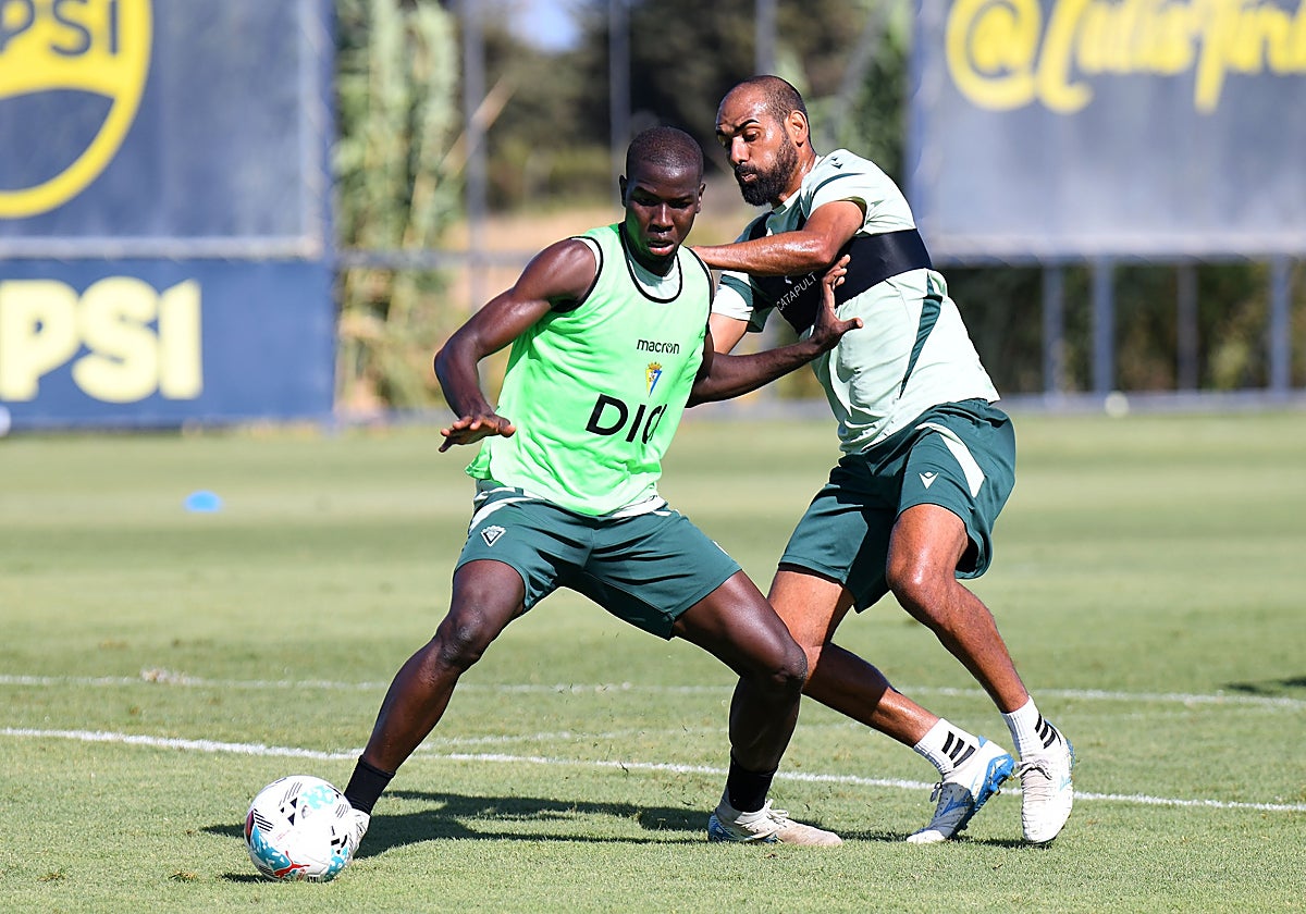 Fali Giménez encima a Moussa Diakite.