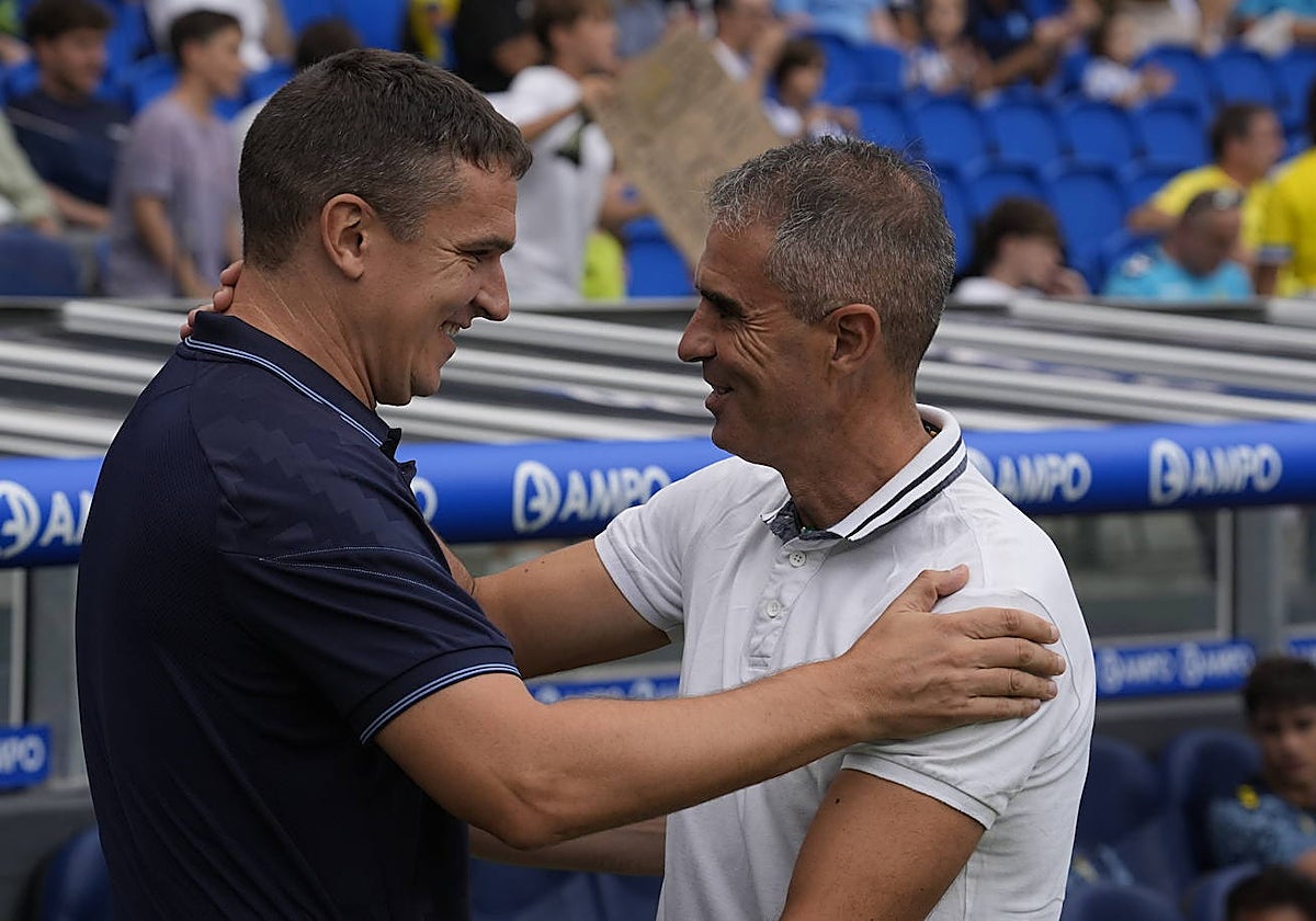 Jon Ansotegi y Gaizka Garitano se saludan con afecto antes del encuentro.