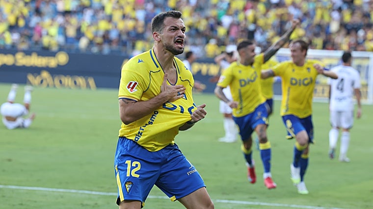 Iuri Tabatadze ha caído de pie en el Cádiz CF.