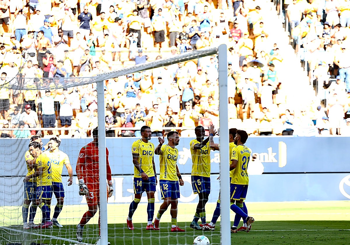Los jugadores del Cádiz celebran el tanto de Suso