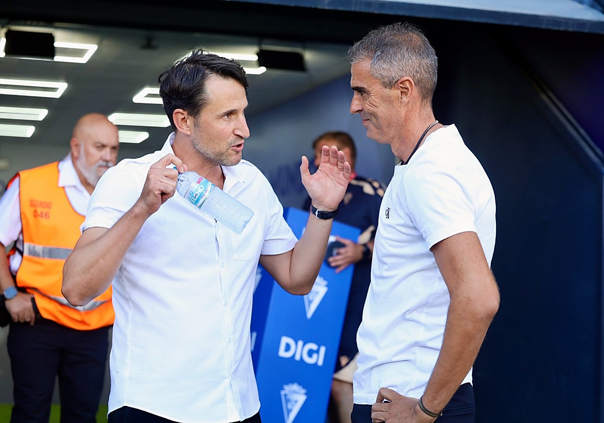 Beñat San José charla con Gaizka Garitano antes del encuentro