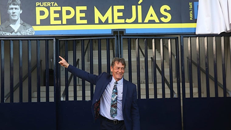 Pepe Mejías es uno de exjugadores del Cádiz CF que tiene una puerta a su nombre en el Estadio.