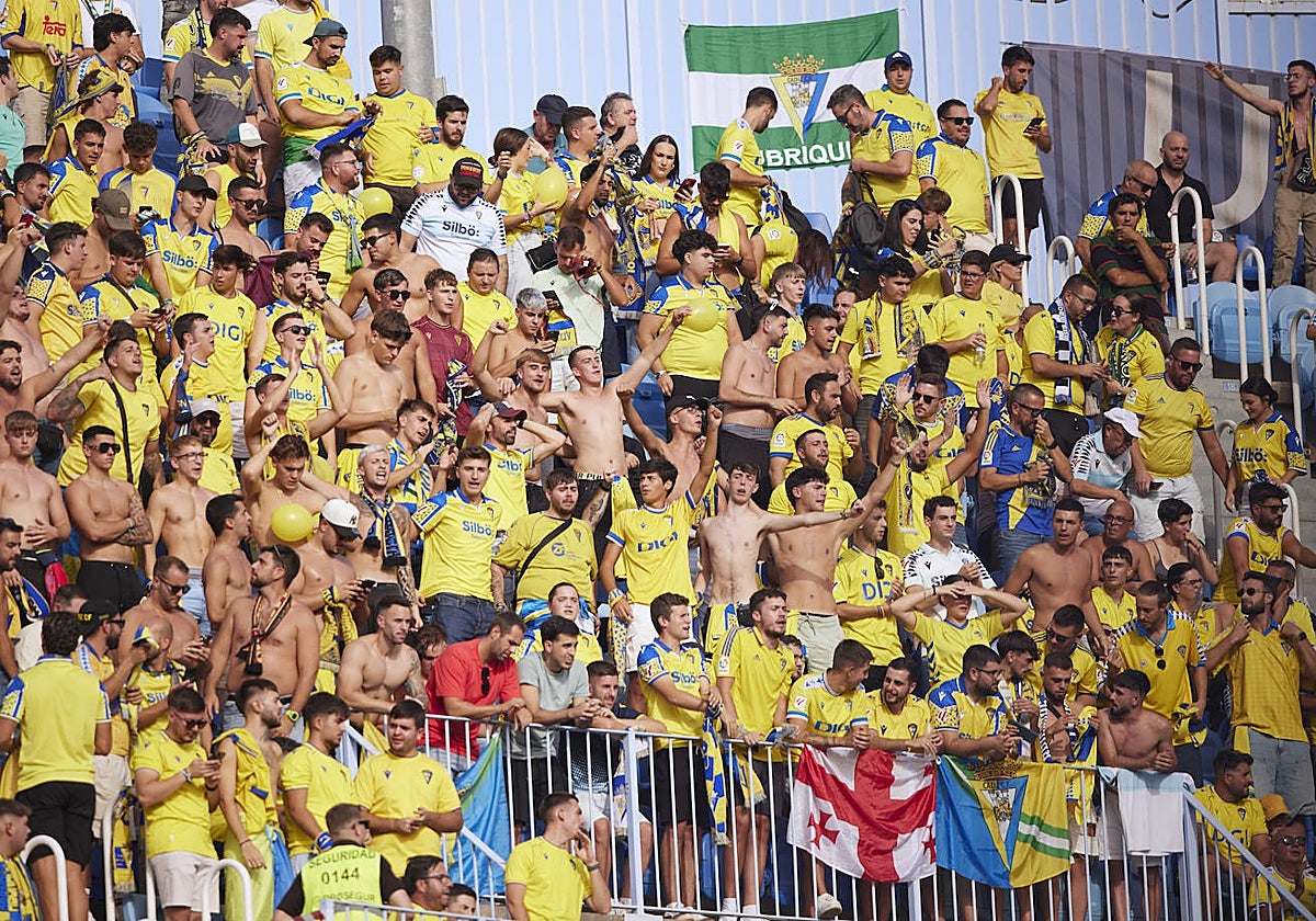 Los aficionados cadistas, en su quesito de La Rosaleda.
