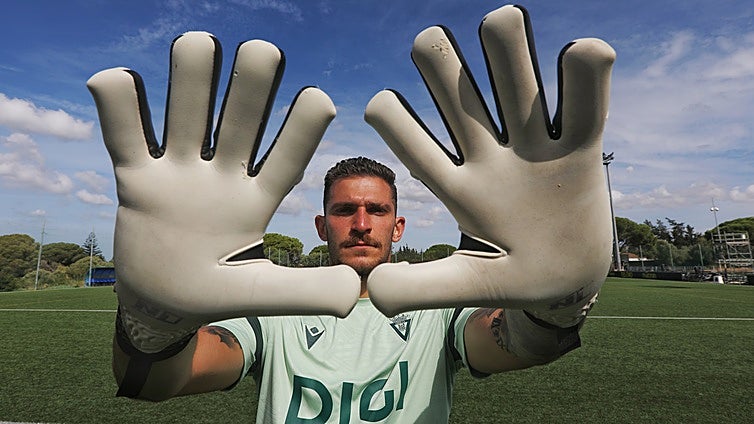 Víctor Aznar: «Es mi momento para ser el portero del Cádiz CF»