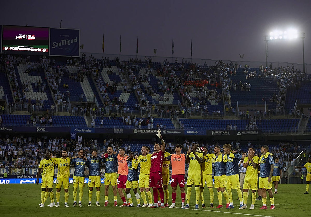Ocampo, el segundo por la derecha, el pasado domingo en Málaga tras la victoria.
