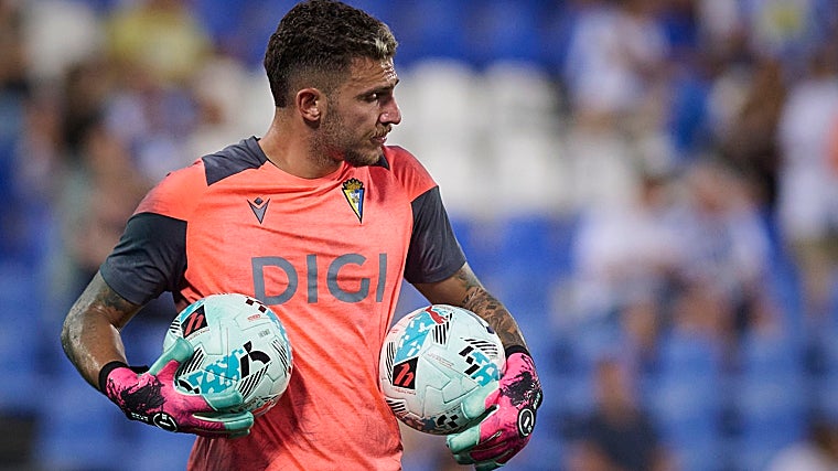 Víctor Aznar, guardameta del Cádiz CF.