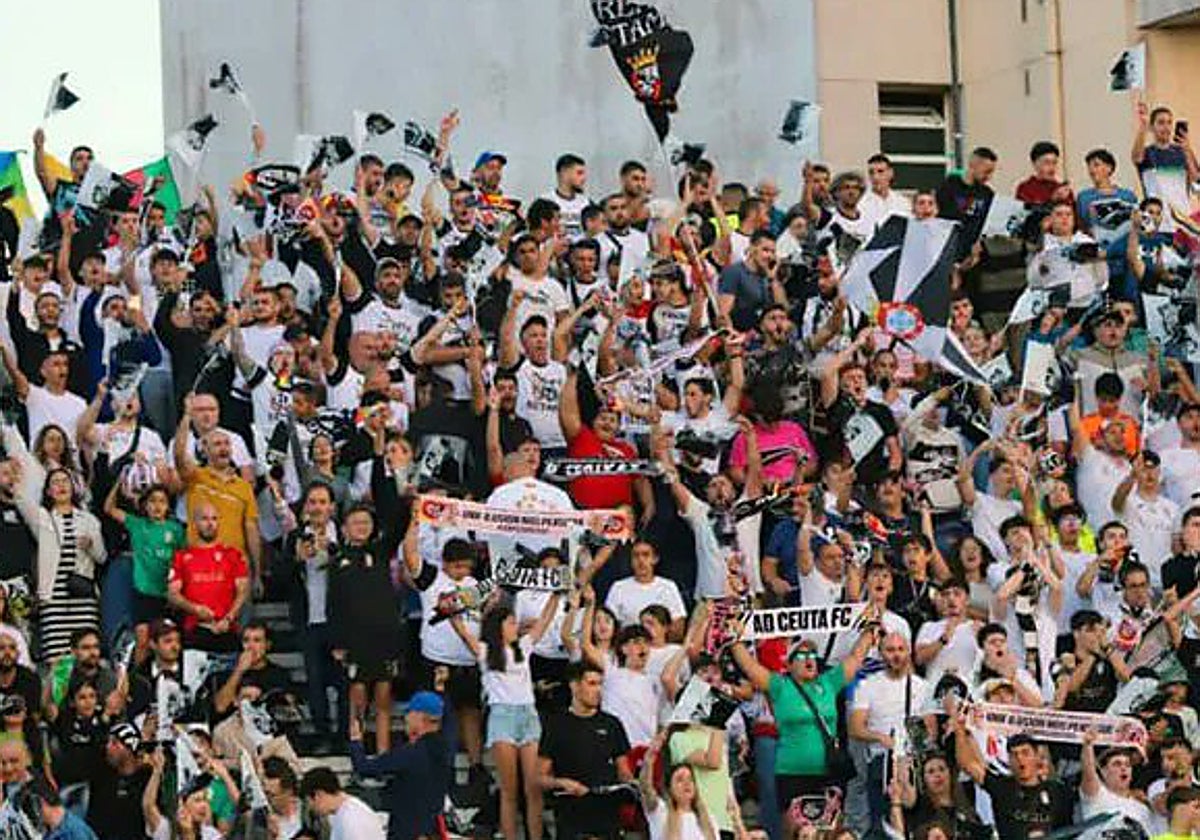 La afición del Ceuta estará este domingo en Cádiz.