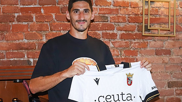Yann Bodiger durante su presentación como nuevo jugador del Ceuta.