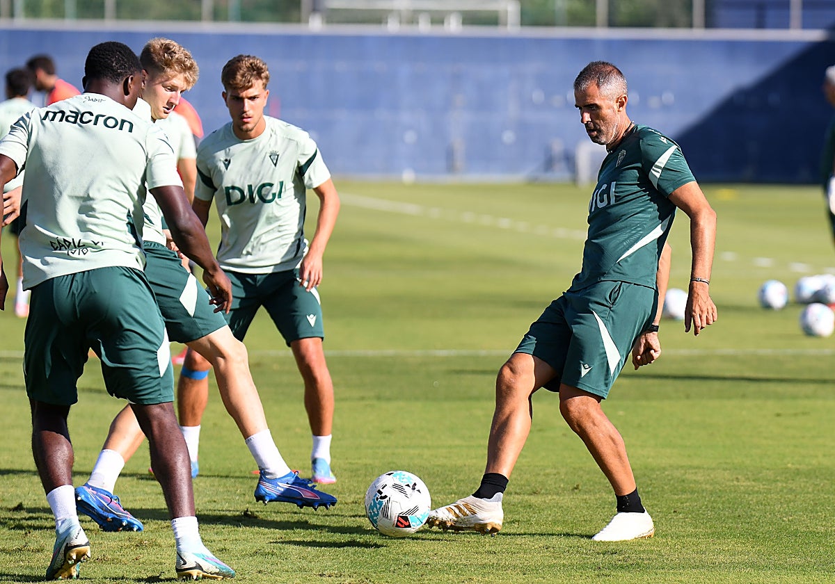 Garitano, en un rondo con sus muchachos.